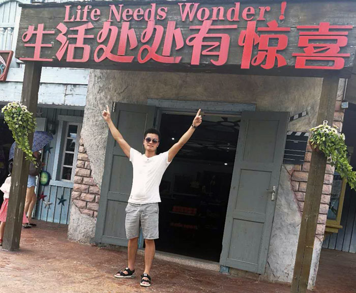 身為年輕一代的90后,但他看起來卻比同齡人多了那份沉穩(wěn),他就是本次專訪的新聞人物——湖南岳陽總代理秦志雄。